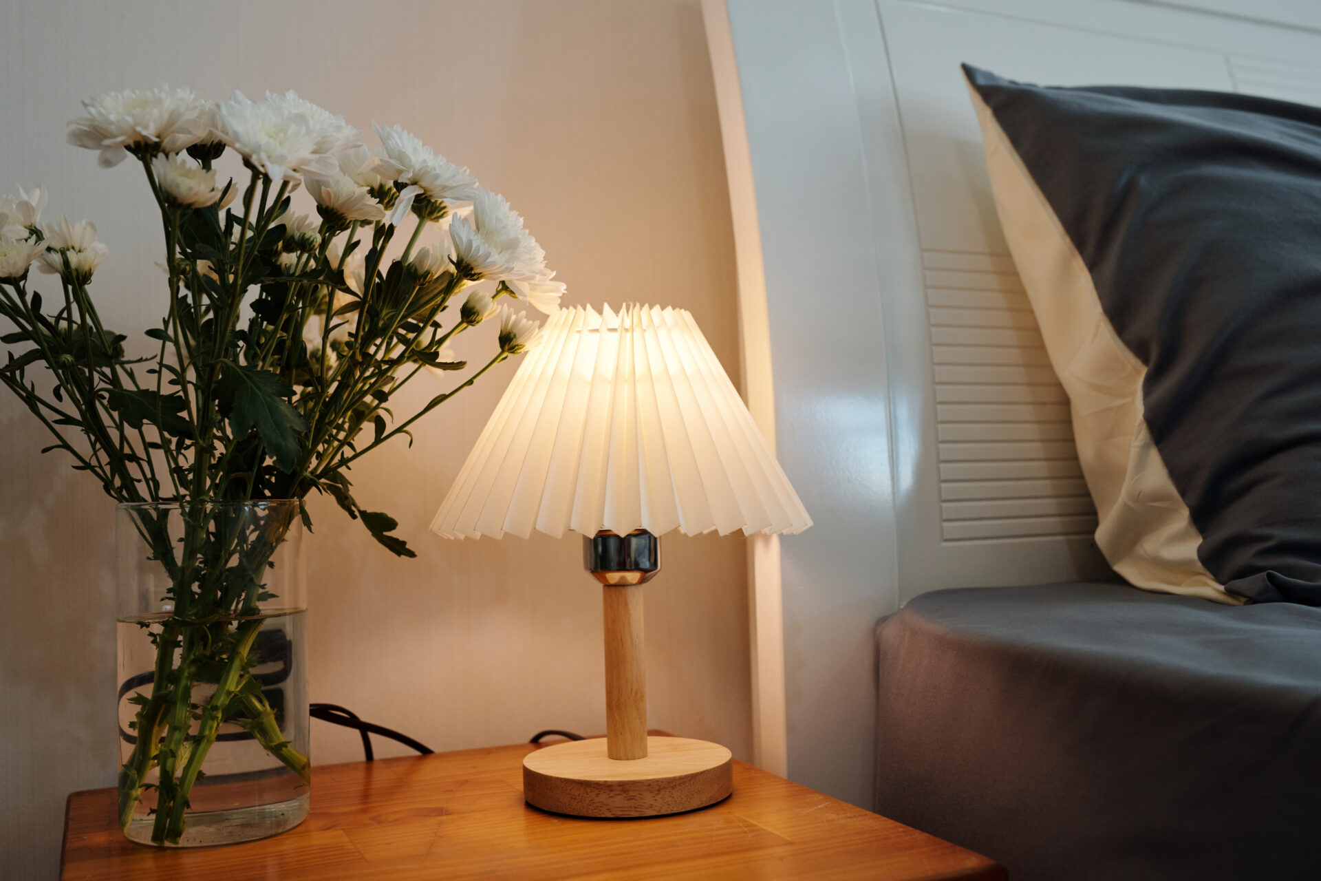 The Lower Bell Inn - Bedside table with lamp in Family Room