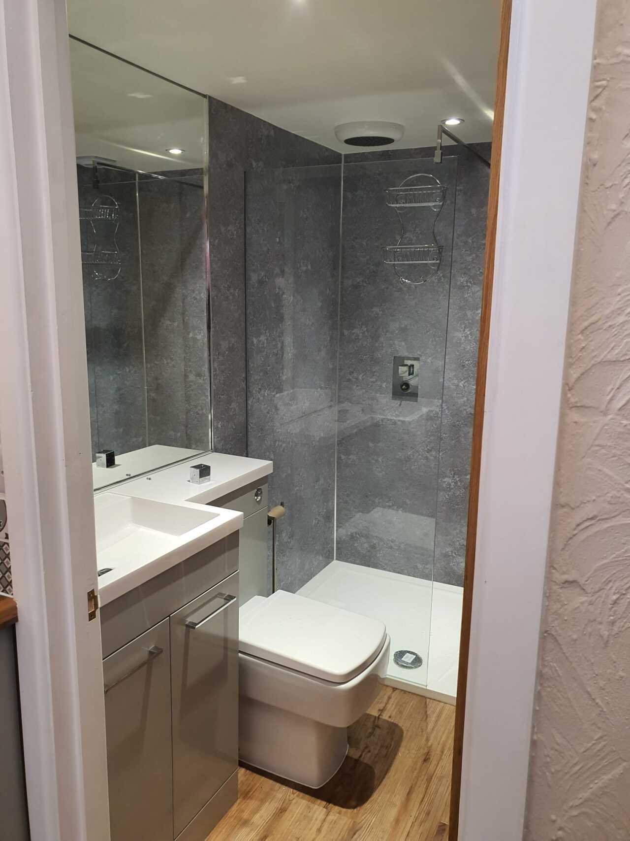 The Lower Bell Inn - Ensuite shower room